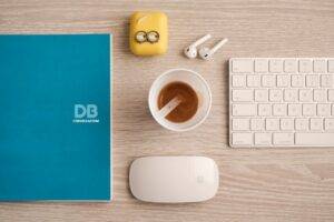 Photo DIY website design vs professional development